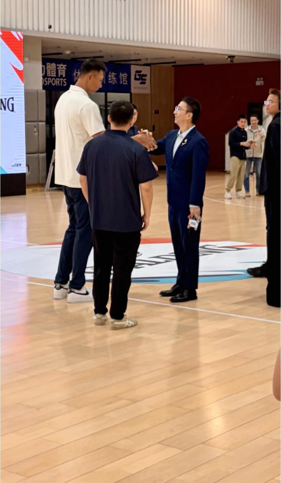 易建联又黑又瘦，脸上竟然有老年斑，像60多岁的!3月18日，易建联现身福田参