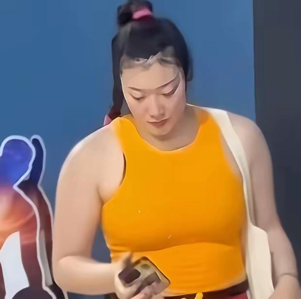 李梦终于开口了。网上骂她这么多年，说她球打得不行，又说她私生活乱，还有说她被国家