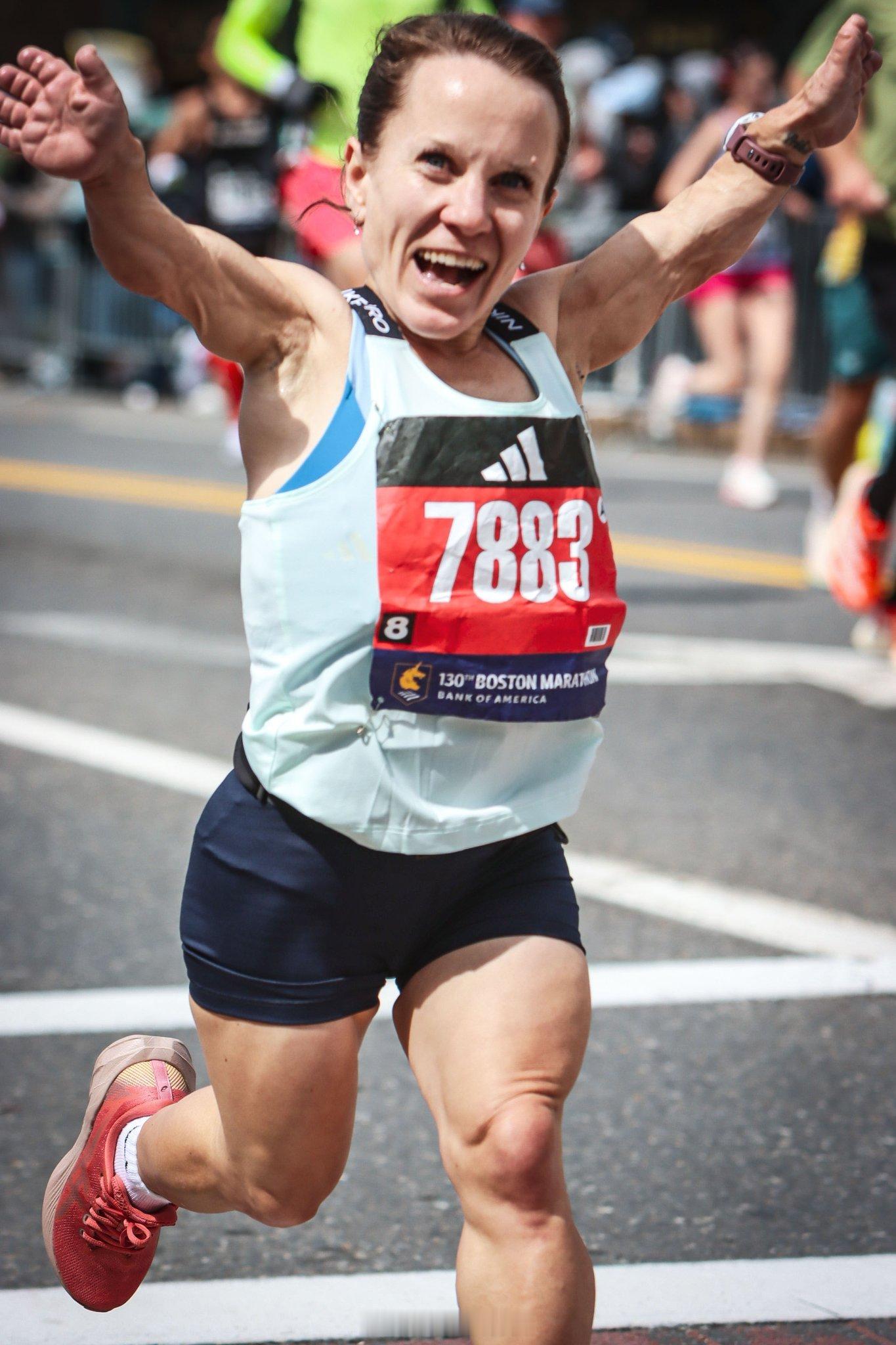 JuliWindsor在2026波士顿马拉松中以3:49:42完赛，她是T4