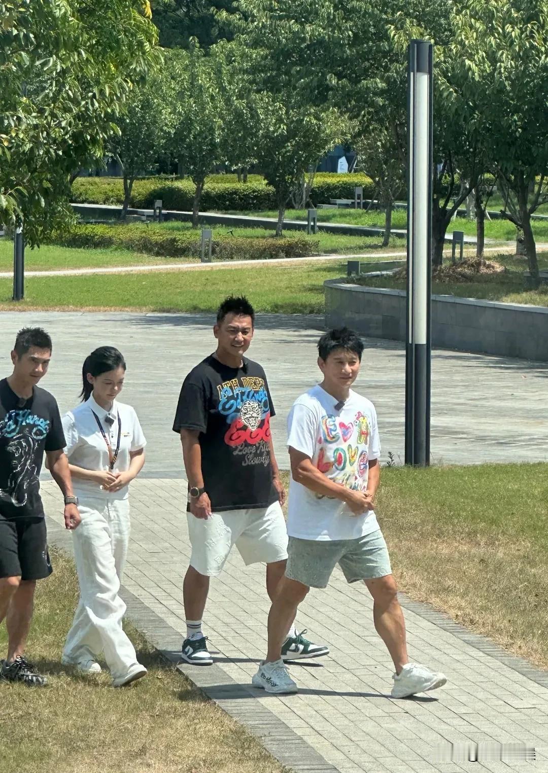 现在终于有点理解刘诗诗了。吴奇隆现身苏州吴江，身穿白色T恤牛仔短裤，肤色有点黑
