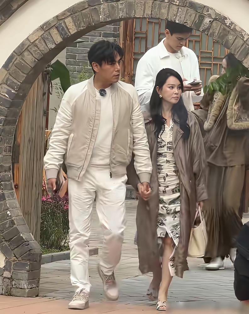 伊能静家那条“谁片酬高谁出去拼，另一个回家带娃”的规矩，乍听像玩笑，细想全是过日