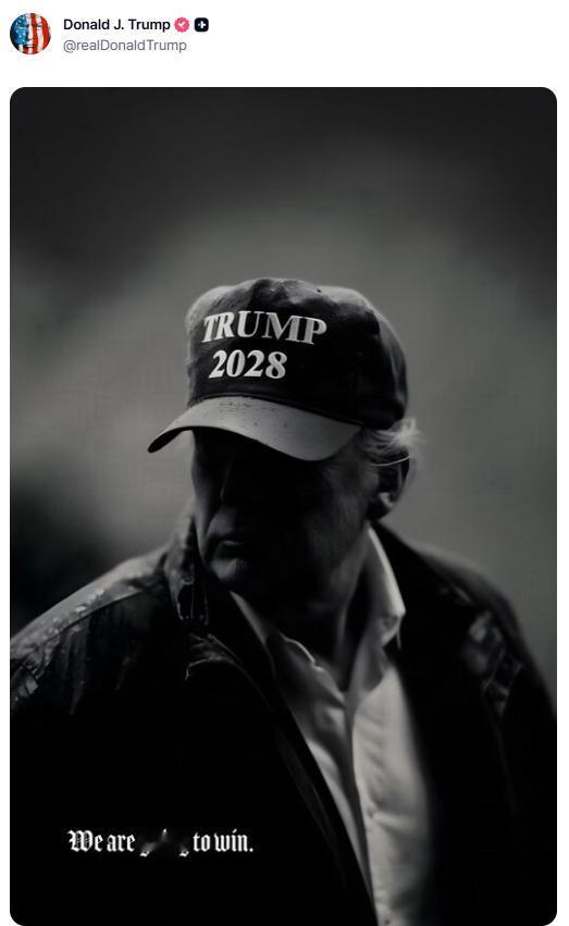 特朗普刚刚发布了一张暗黑风格竞选海报，头戴印有“TRUMP2028”的帽子，配
