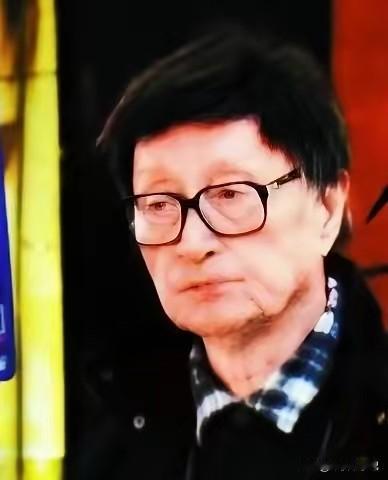 周星驰父亲周驿尚，浙江宁波人，室内设计师。1957年与凌宝儿结婚，数年后因婚内出