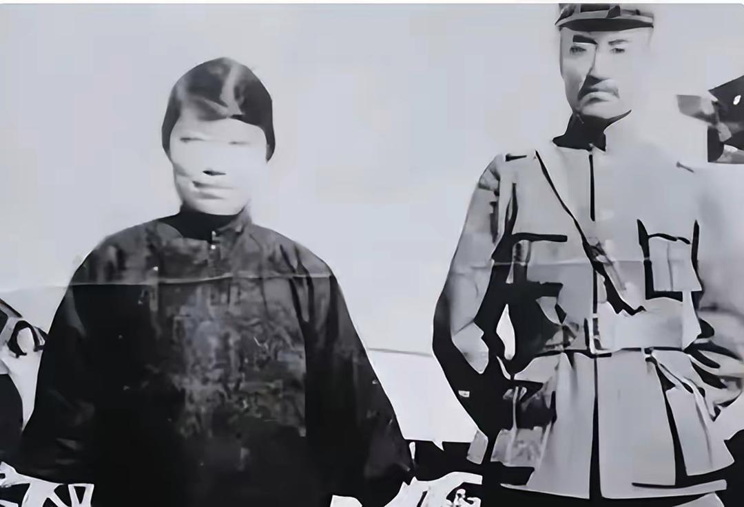 1949年，北平散兵游勇登记处，一位老人拄着拐，在副官搀扶下，站定，敬了个礼，说