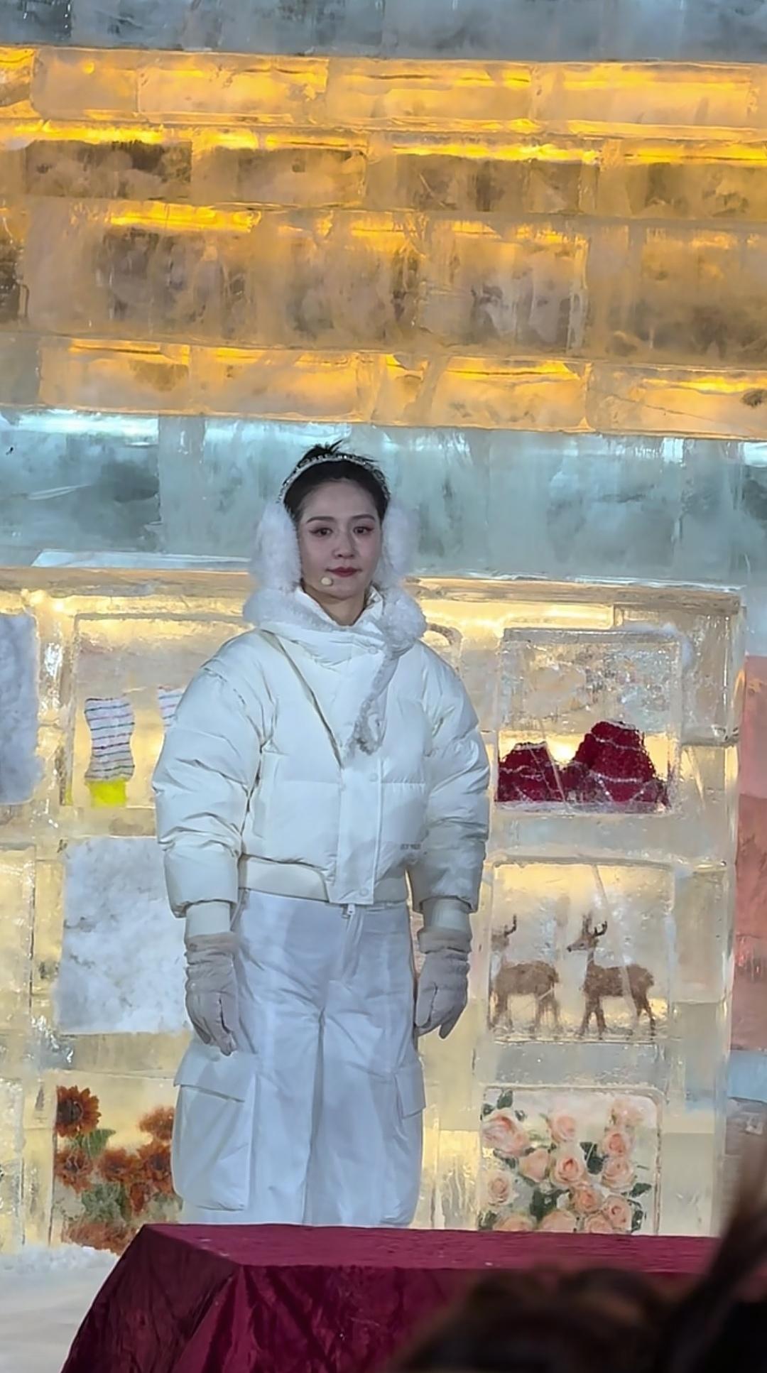 12月19日晚上，谢娜现身吉林长春冰雪现场，看起来更可爱更精致了。谢娜穿着白