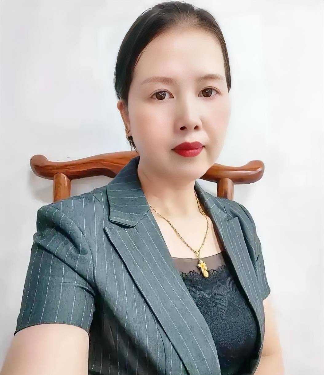 曲靖那位风光无限的“丽姐”，人设塌得那叫一个彻底。百万迈巴赫是租的，碧桂园的大别墅也是租的。44岁的