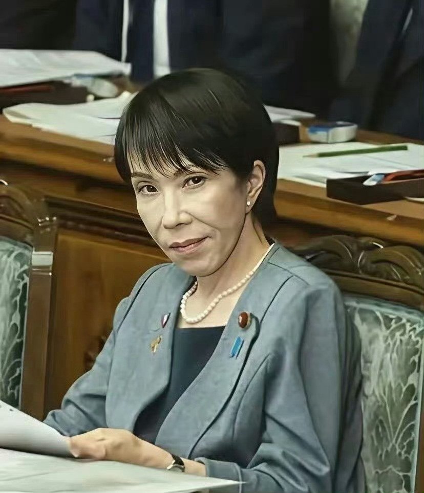 有句话说的好：面由心生还有句话说的好：小狗叫的最狠这位大姐，估计是想尝尝东风的咸