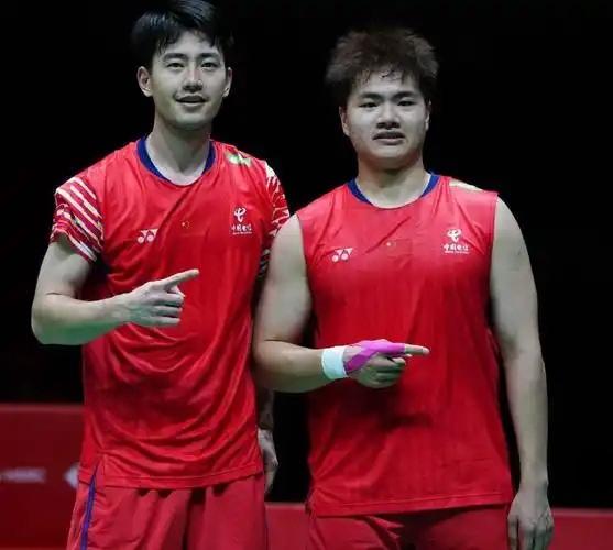 正在进行的全英羽毛球公开赛，中国队男双表现不错，两对组合都顺利闯过首轮关。在刚刚