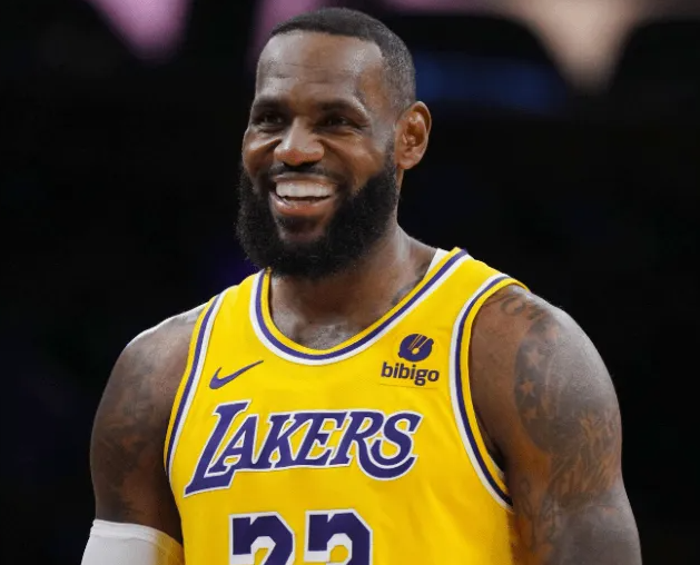 NBA季后赛，湖人对阵火箭的比赛正在进行中。第二节比赛中，詹姆斯高难度骑马射箭