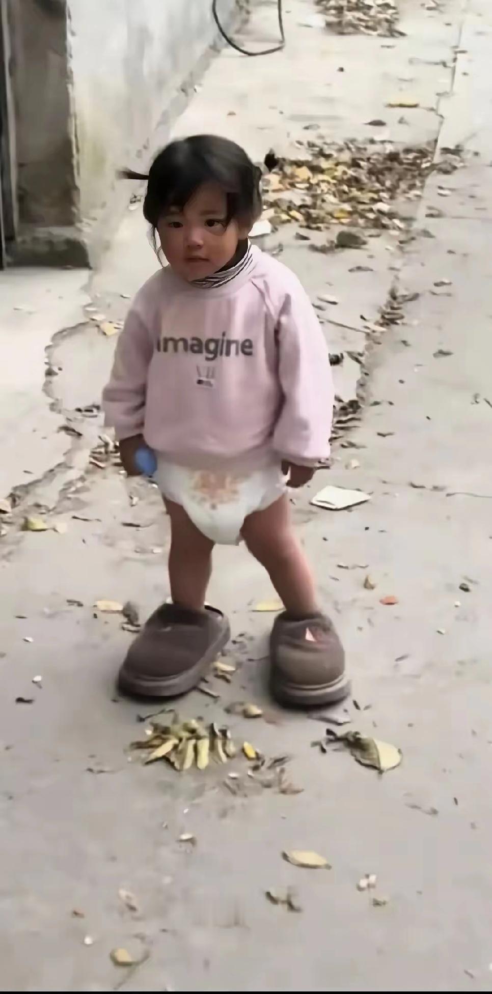 泪目！在河南的一个城郊小区，离婚半年后，母亲悄悄去看四岁女儿，远远就见孩子穿着尿