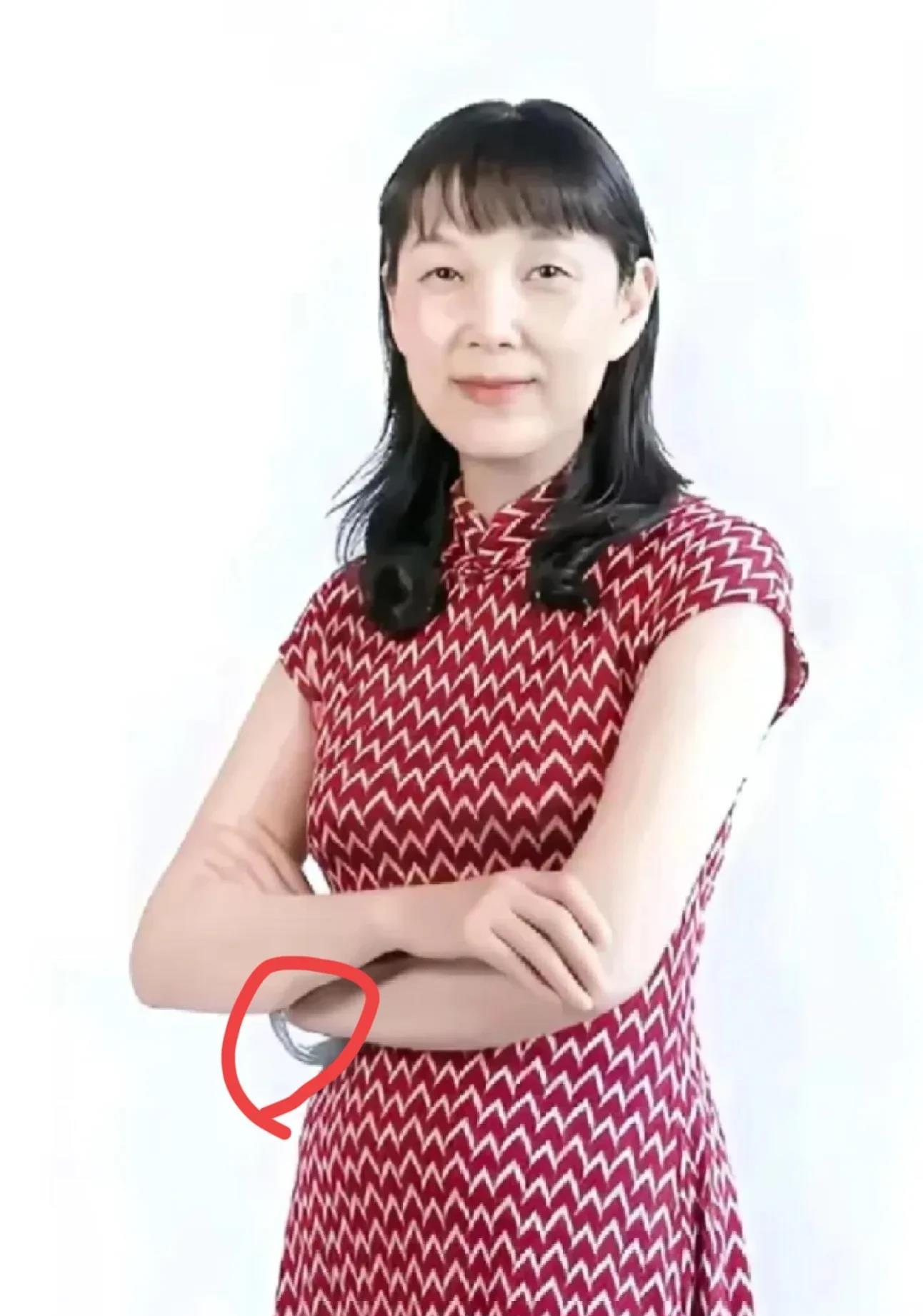 杜建英遭遇惊人反转！施幼珍和宗庆后的结婚证成为她难以跨越的障碍。