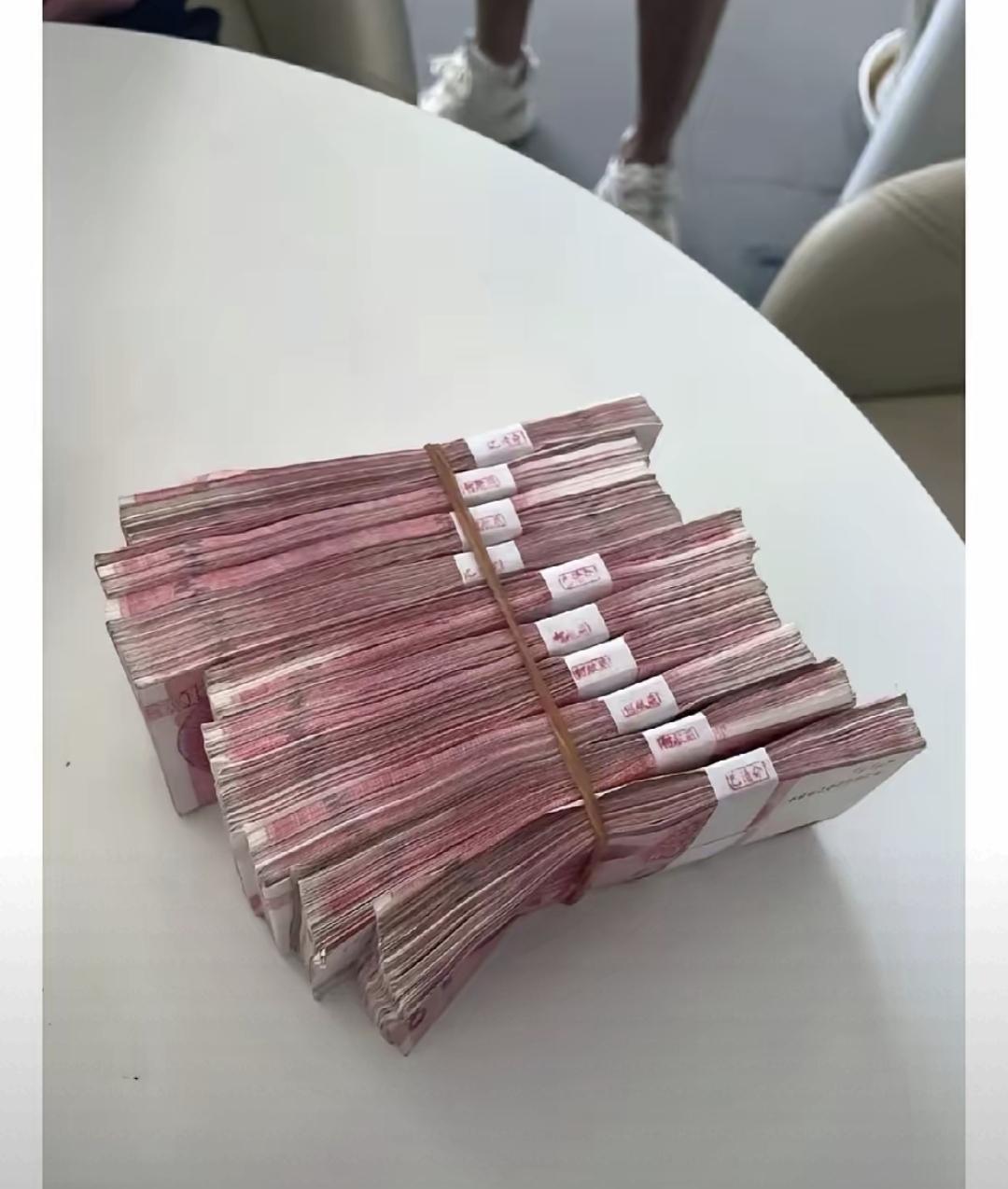 最近去银行存钱，发现挺魔幻的。隔壁嘉善农商行三年期1.85%，起存20万，还送米