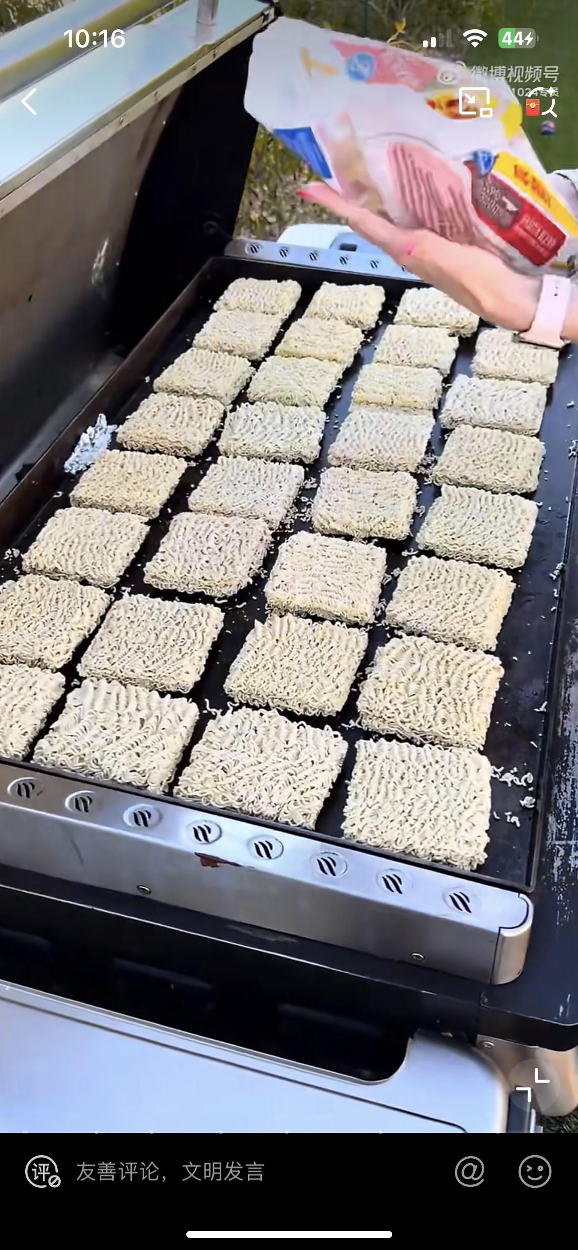 美国一白人主妇做的中式炒面，量大管饱。堪称热量炸弹，几十块方便面饼平铺在一口烤锅