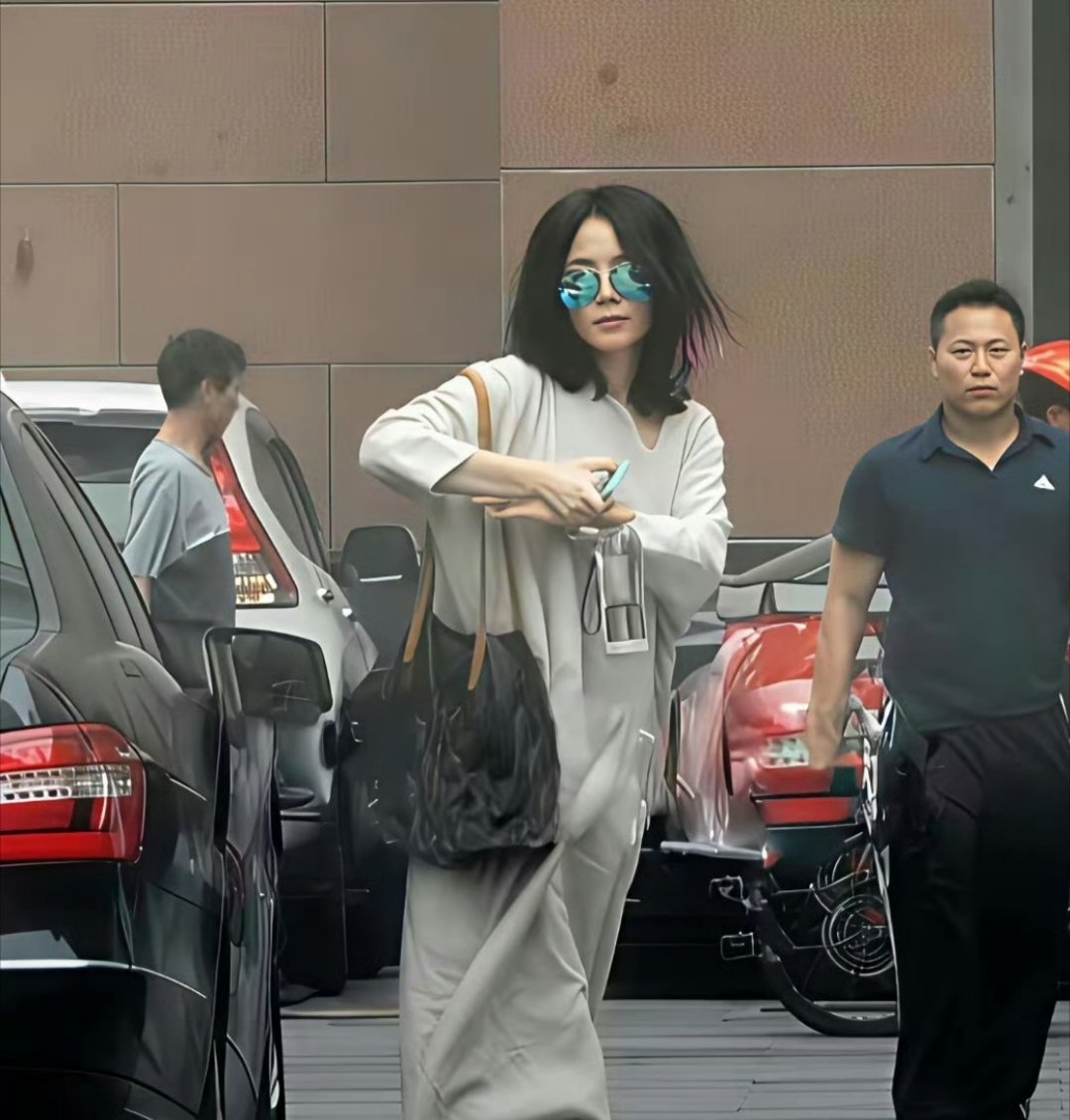 王菲无论是漂染的头发，还是时尚的衣着。都很时髦。​​​