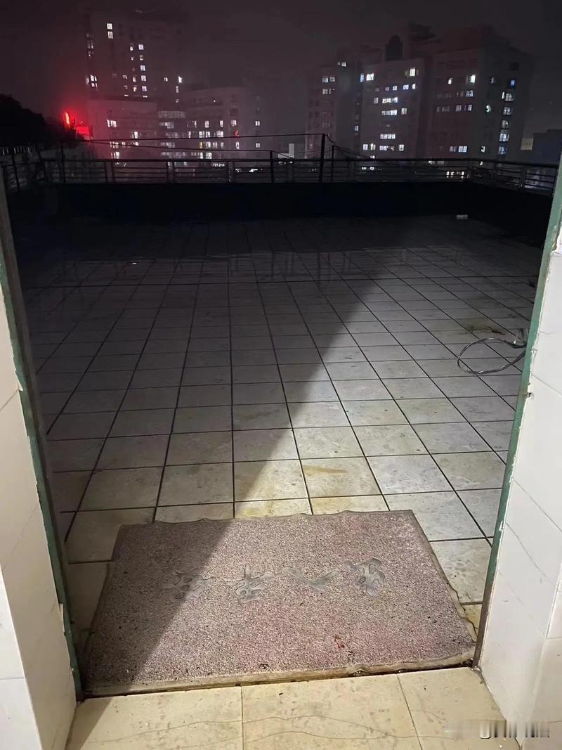 “楼顶天台的门平时该不该开？”青海西蒙，初三女生晚上因没有写作业、玩手机与母亲发