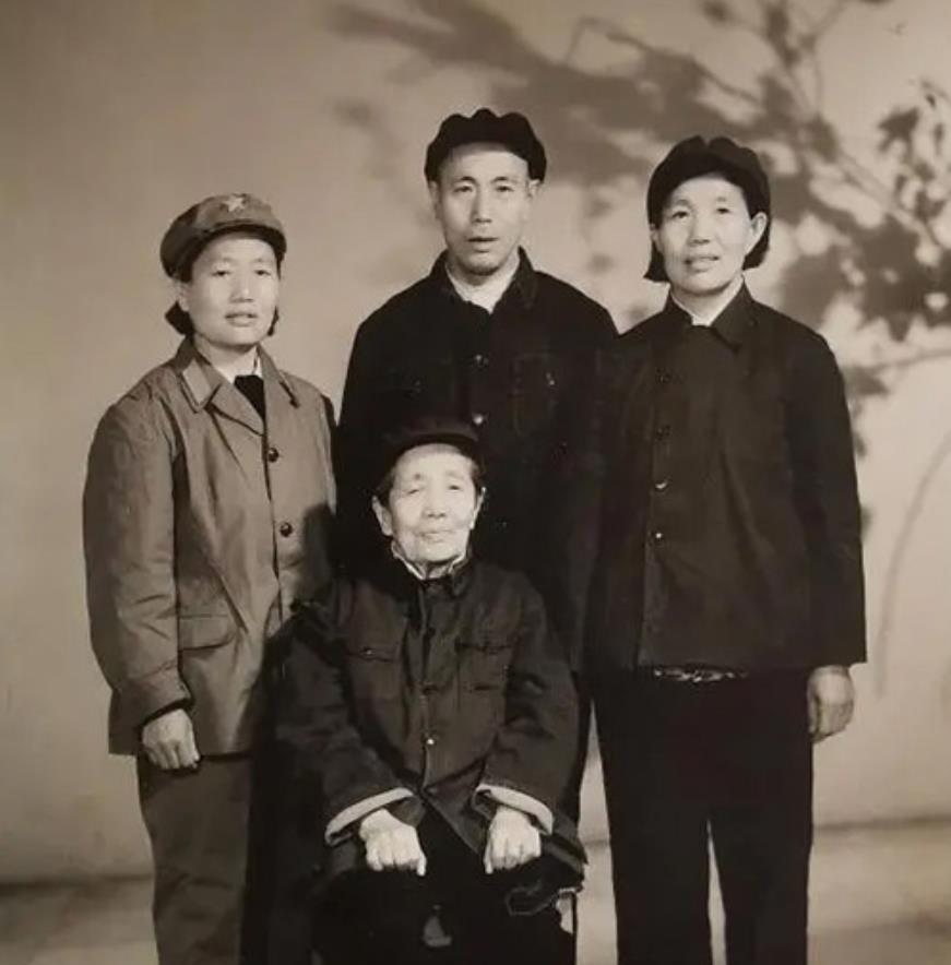 上世纪50年代，老红军杨金莲返回老家理番县探亲，受到乡亲们的热烈欢迎。突然，一个