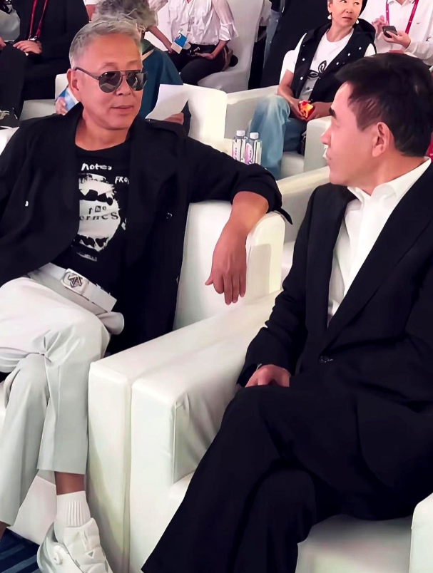 老戏骨一屁股坐下，全网安静了。陈道明去综艺当评委，镜头扫过，他往塑料凳一坐，