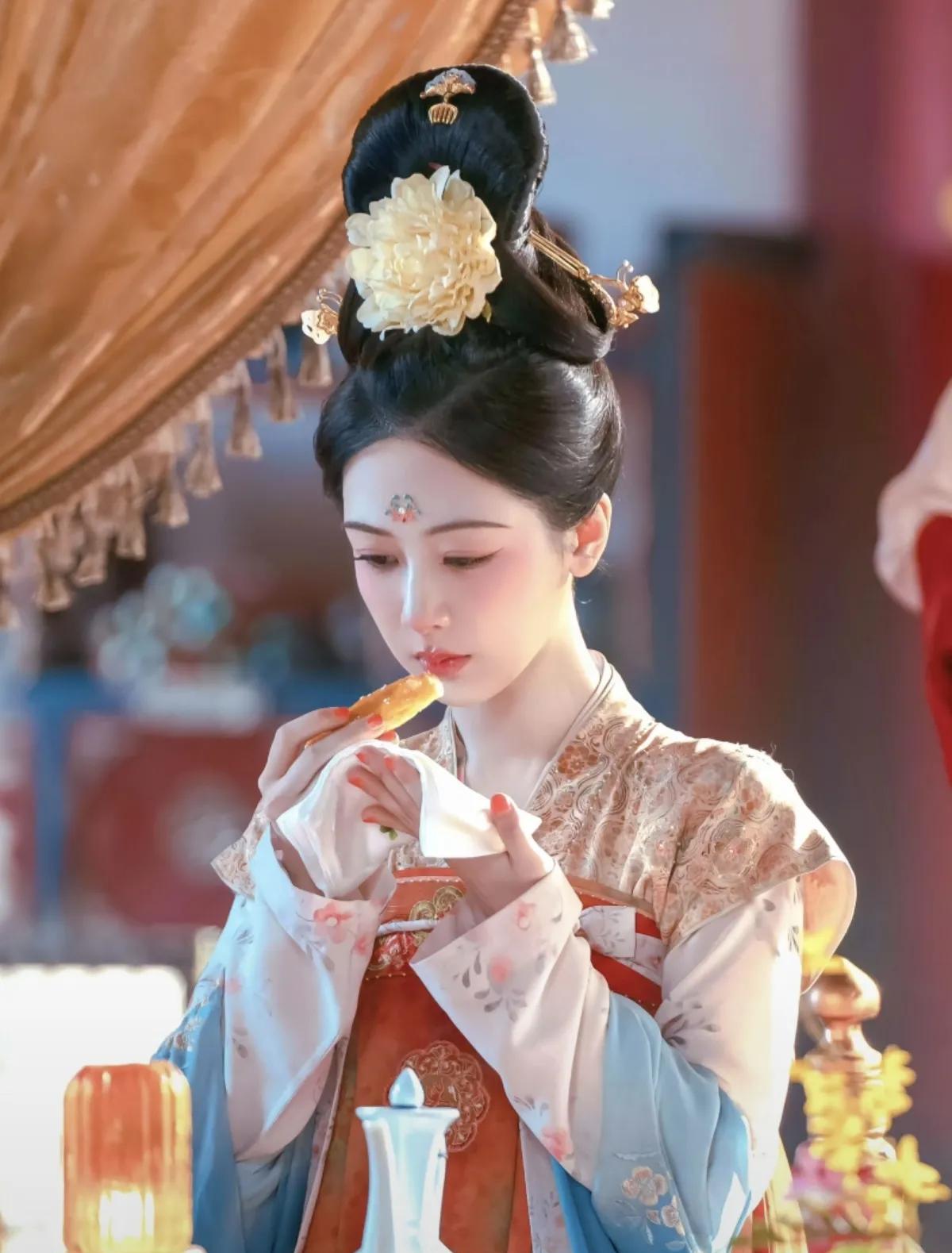 杨紫这样的才是咱们老祖宗严选的正常审美，面若桃花，眼含情，肤若凝脂，樱桃口，鼻似