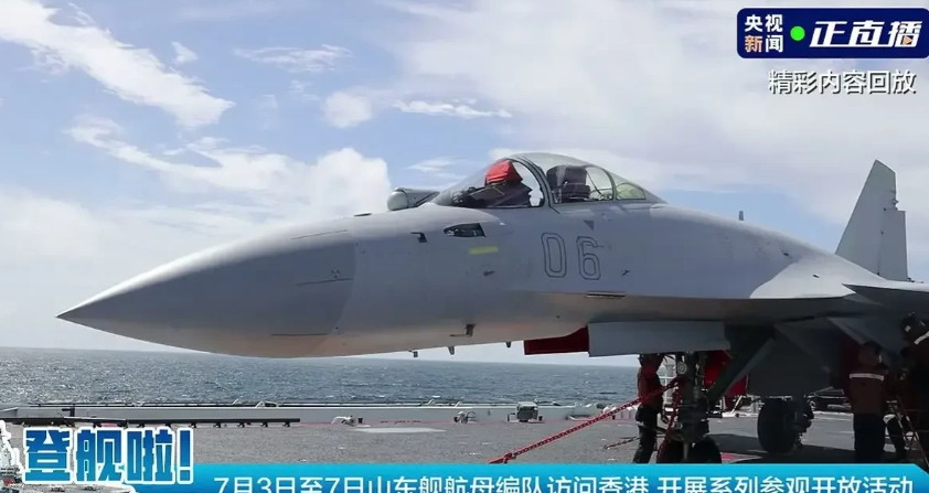 55大驱：现在知道谁才是大哥了吧？有点意外啊，明明一起去的香港，“山东舰”航