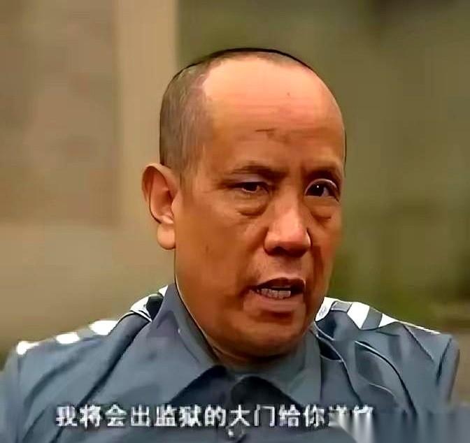 53岁的越狱犯王金全走到两名巡逻民警面前投案时，他已经在雅安等县镇开出了十家家纺