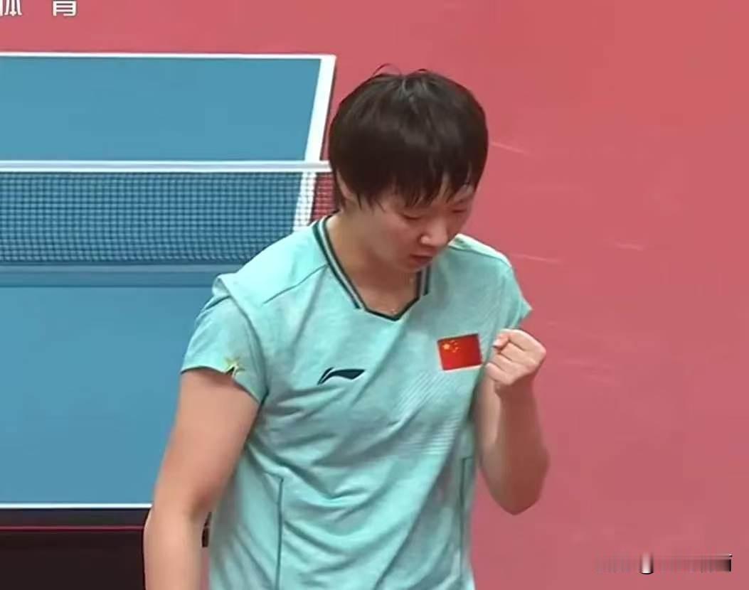 王曼昱3:2拿下张本美和的时候，大家看到看台上王励勤和秦志戬的表情了吗？两人也
