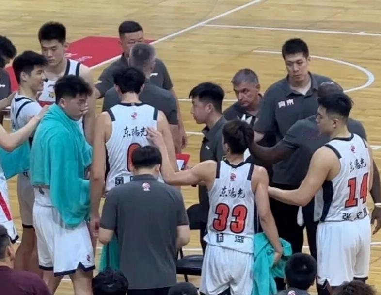 执教风格鲜明对比 广东开启全新执教模式亚科夫列维奇场上时常主动上前和队员击
