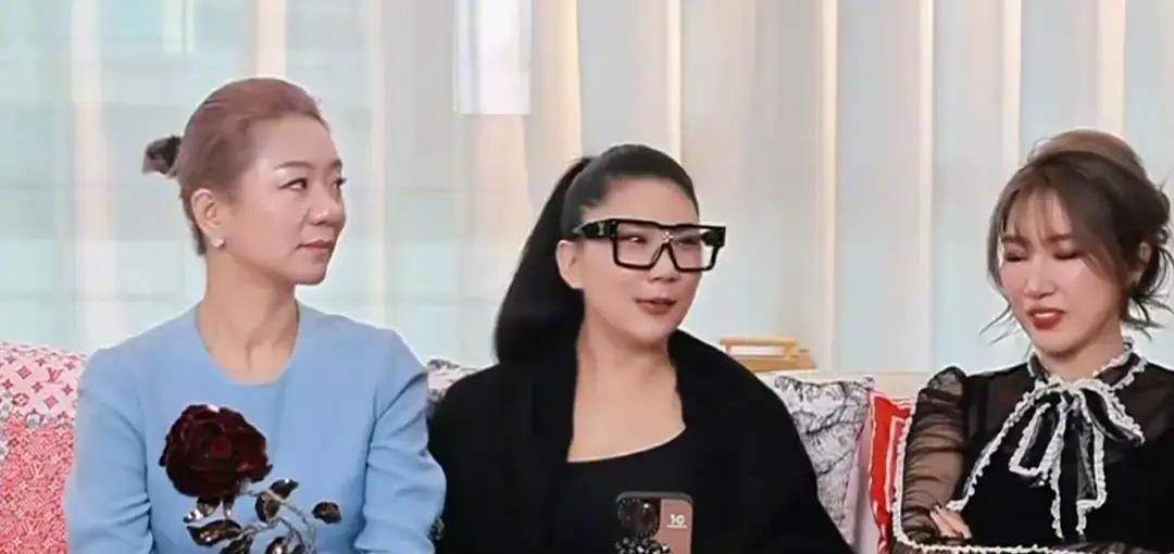 49岁差恋爱，她胖了却更值钱CoCo昨晚露面，小腹圆润，脸却发光。主持人刚