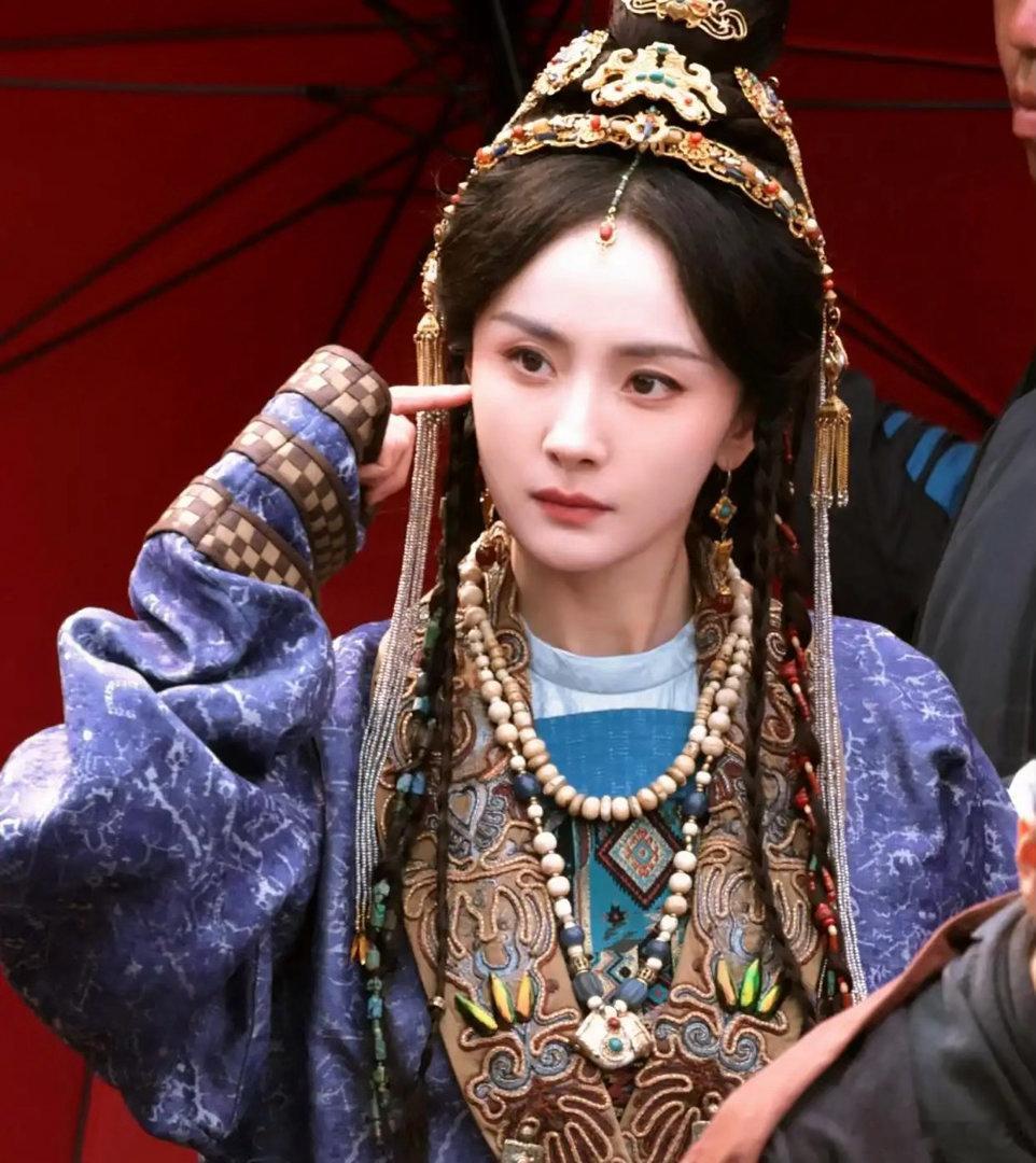 35岁杨幂新剧造型流出，从村姑秒变贵妃，网友直接看愣：这紫裙子太贵气了吧！