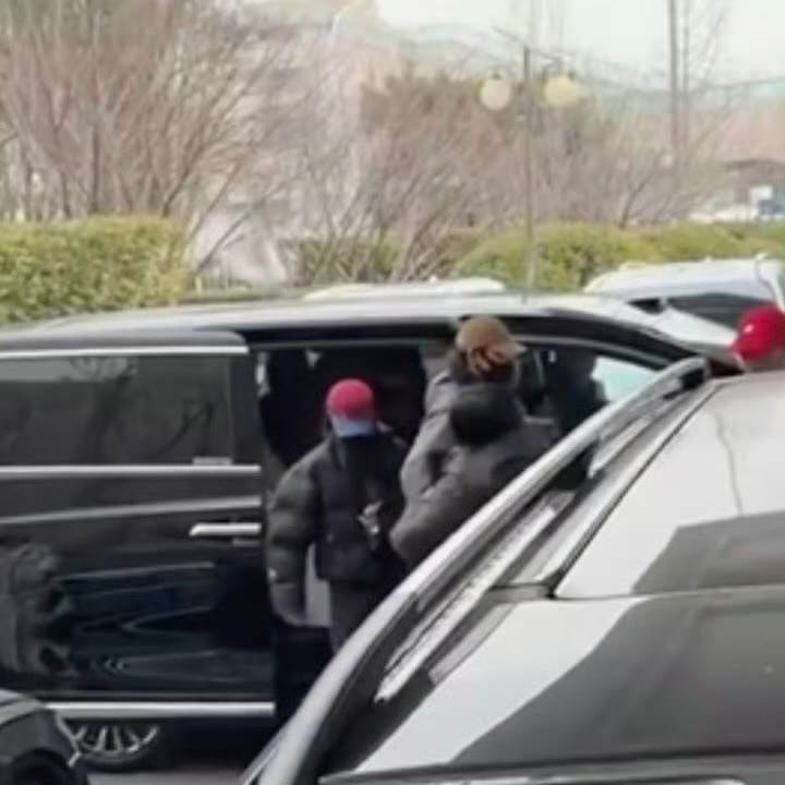 这个白鹿李昀锐太有节目效果了，白鹿机场假装李昀锐助理维持秩序：“来，别挤小林来”