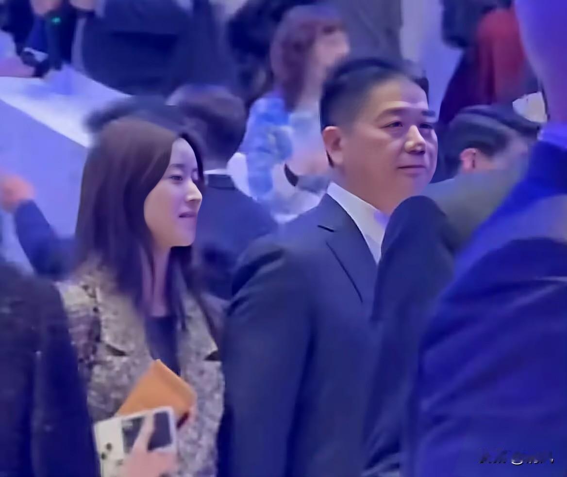 刘强东和章泽天时隔8年，又手牵手现身达沃斯年会，看着是真恩爱。最近俩人都挺