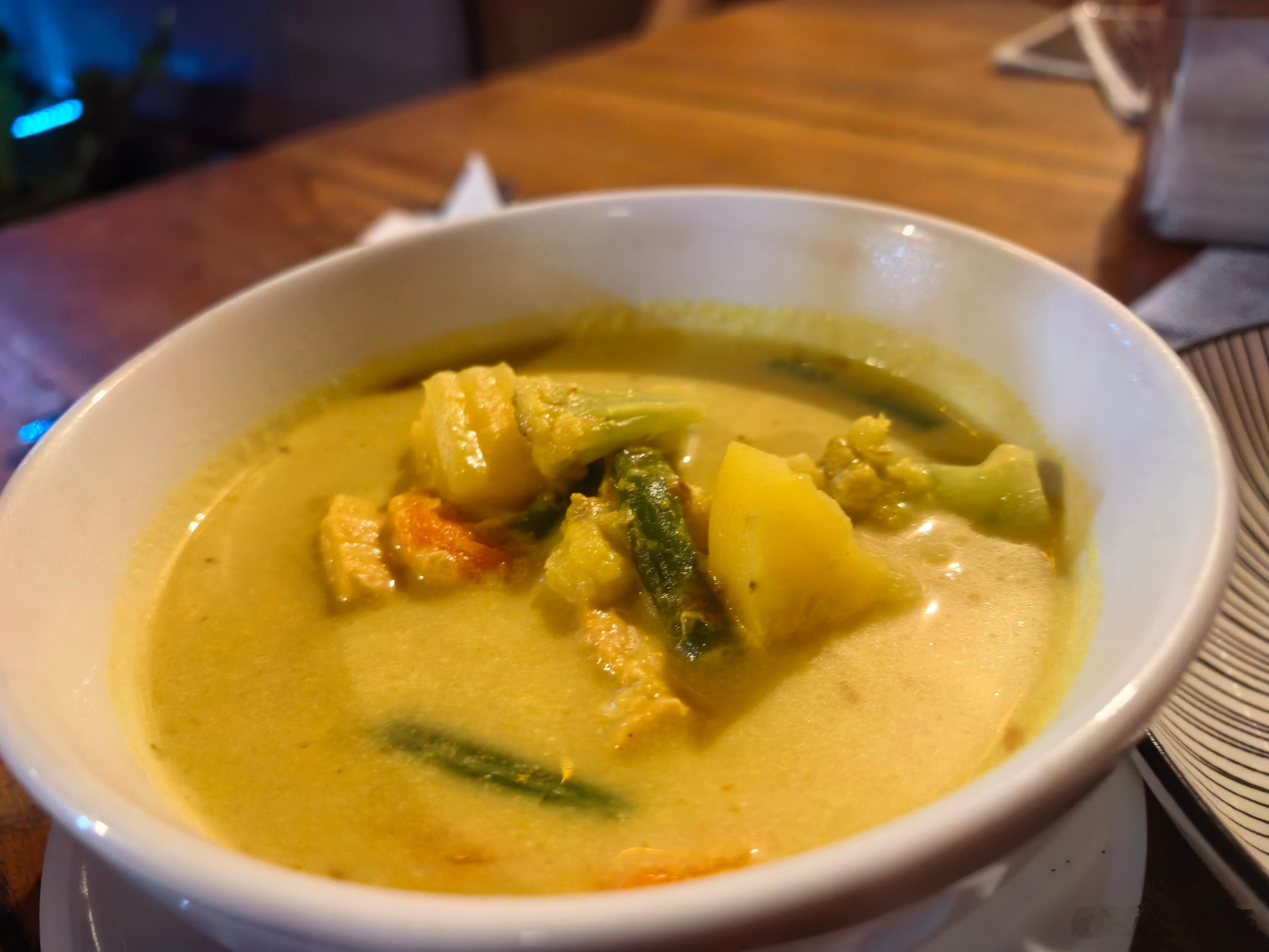 冲浪村路边小店的晚餐。营养均衡，味道好，绝对不是预制的。算上饮料，猜猜3个人吃了