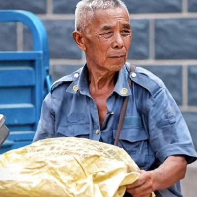 看哭了！山东，儿子10多年前车祸去世，儿媳跟着人跑了！78岁大爷独自抚养孙子