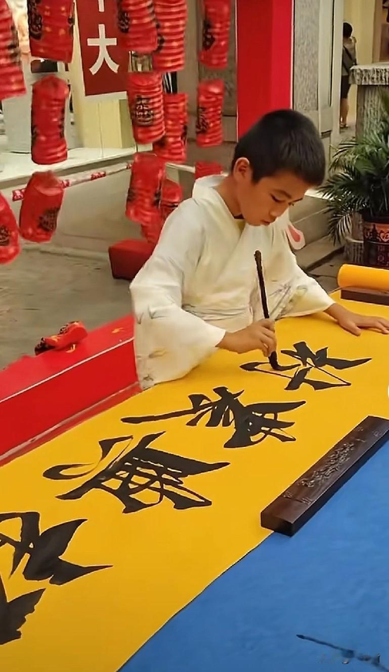 近日，“神童书法”李明同学在中国书法院，得到名师指点啦。国庆期间，李明和他朋