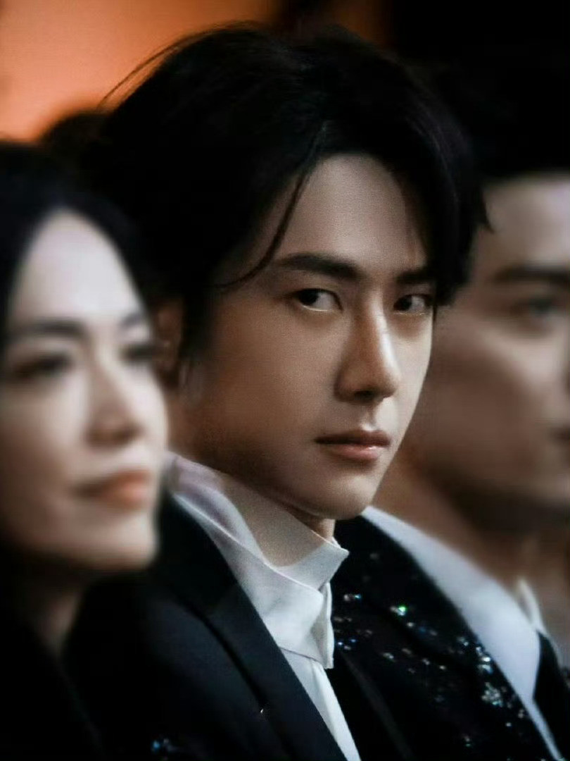 王一博先生你不要这么凶的眼神看着我们王一博cr:logo​​​