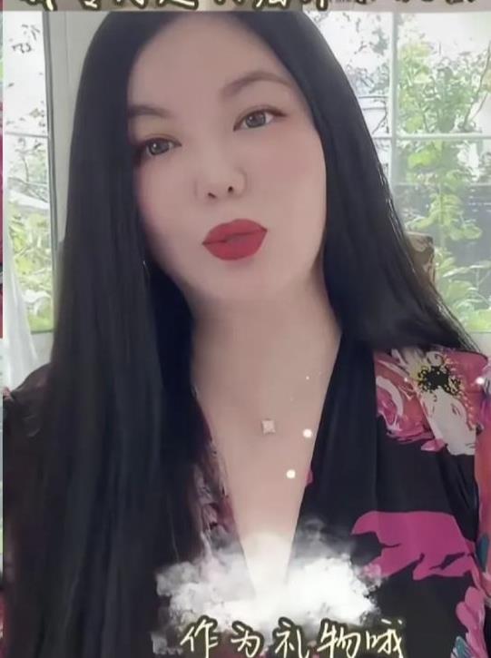 李湘又出来卖货了，这次她对标的是高端人群，直播间里她卖的巧克力一盒价格就高达30