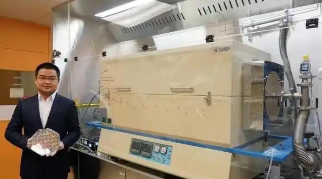 “中国造出了比‘光刻机’还要贵的大国重器！先说说这蒸镀机的来头。它是OLED屏