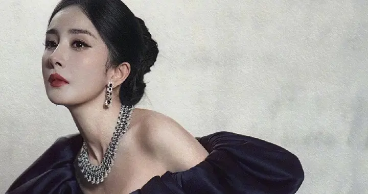 杨幂微博之夜惊艳亮相：深紫礼服化身暗夜紫罗兰女王