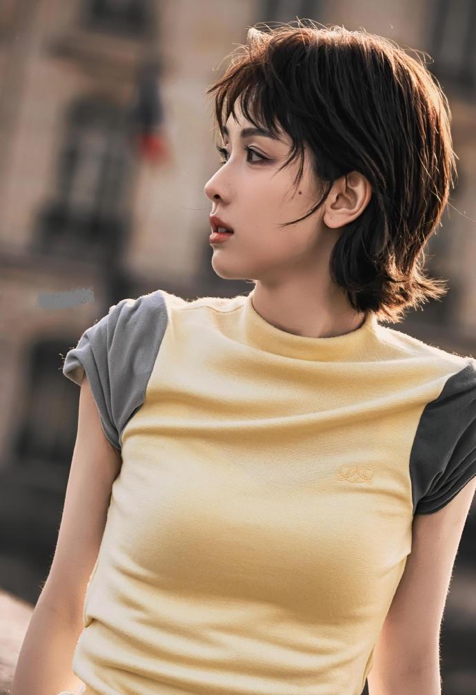 最近陈都灵在巴黎街头拍摄了一组美照，她看起来非常的漂亮，也特别的显年轻。陈都