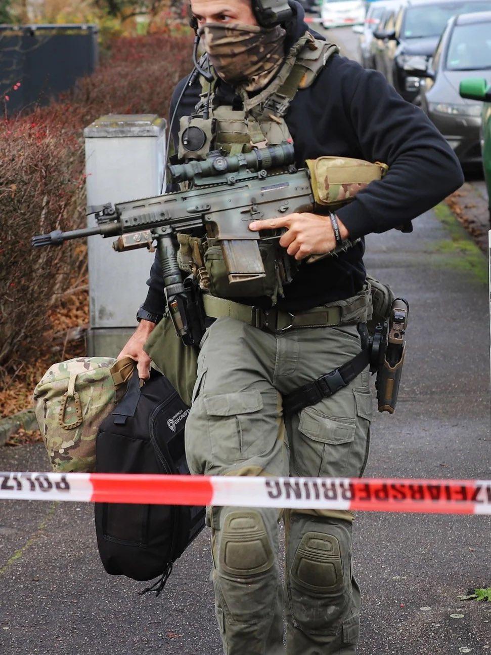 2025年12月底德国勒沃库森的一次德国特种部队（SEK）行动。当时，特警接到报