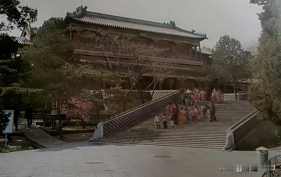 很多人不知道，上世纪80年代中南海曾经对普通公众开放过。那时候周末和节假日，大