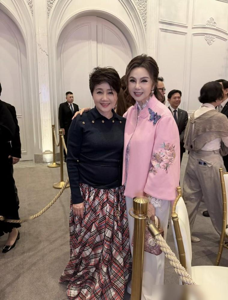 谢玲玲晒出自己前一天晚上在澳门参加奚梦瑶婚礼答谢宴与名人的合影，都是大牌，她好有面子，甘比、何超琼、