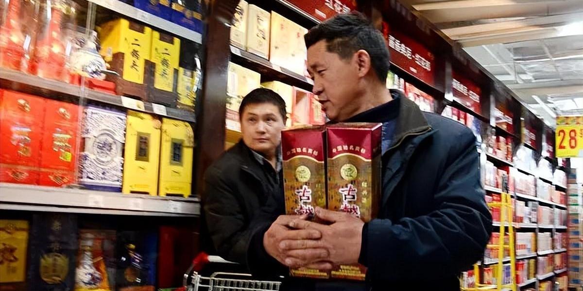 今年中秋国庆前，烟酒店老板都在喊“白酒卖不动”？别急着跟着唱衰，拆开货架看，热闹