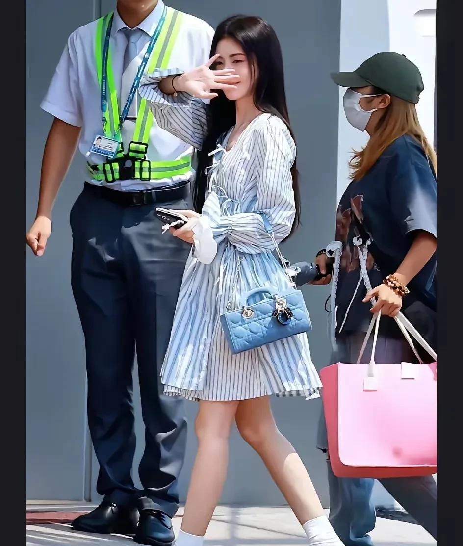 鞠婧祎的身高在娱乐圈已经不是什么秘密，各种恨天高和隐形增高神器。这不，我们又跟着