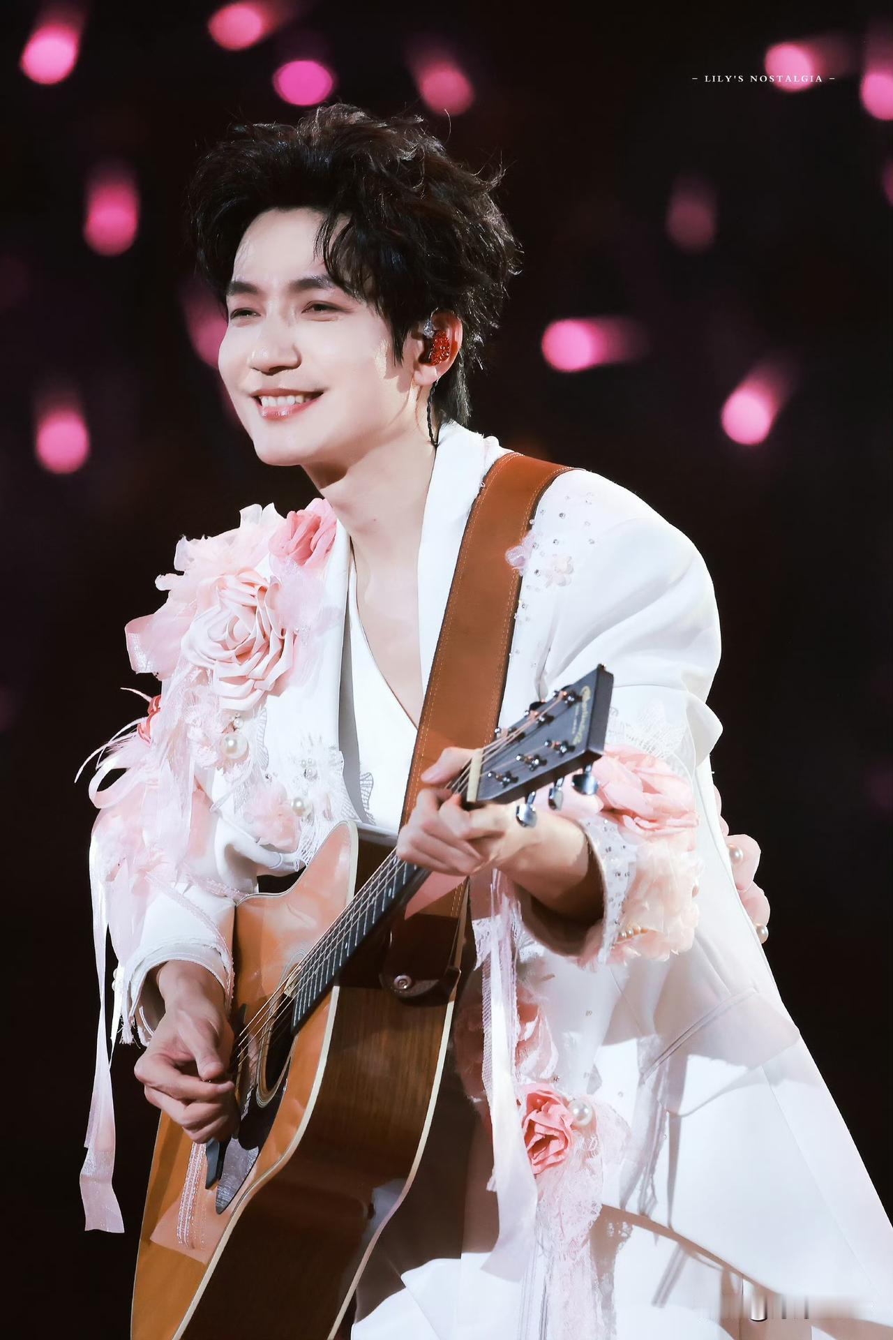 陈楚生！罚款+版权要花几十万了吧，工作室经纪人有的忙啦！人家求婚他唱歌