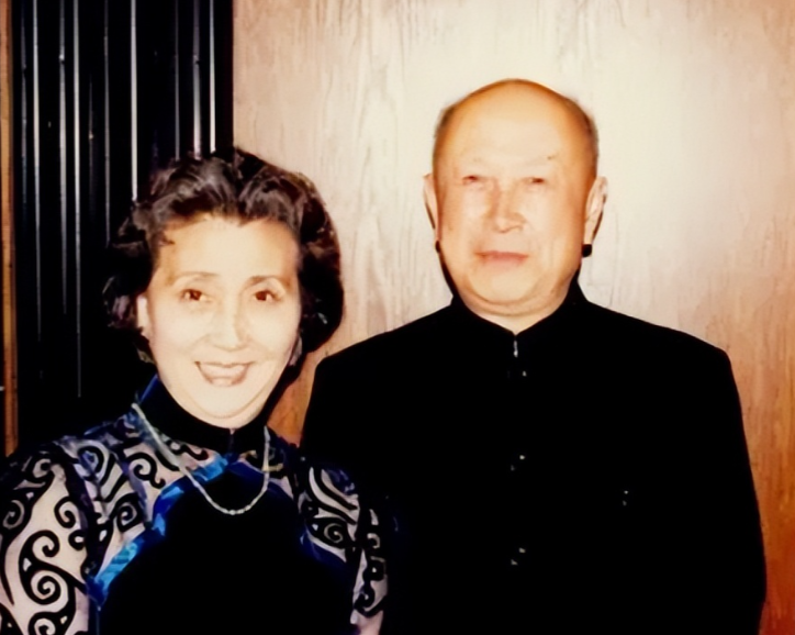 1964年一个晚上，钱学森从实验室忙碌回到家，和家人共进晚餐，味觉敏感的他感觉到