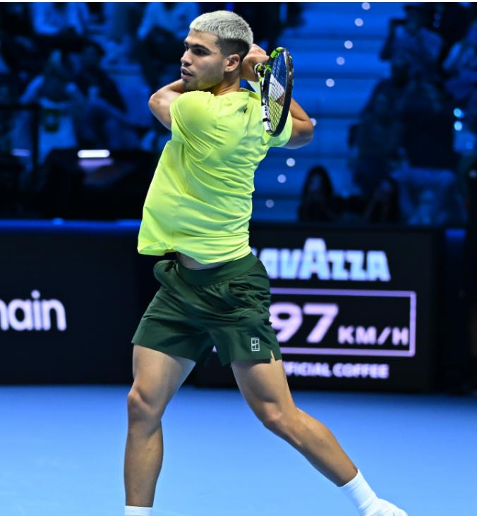 在ATP总决赛小组赛收官战中，阿尔卡拉斯以6-4/6-1横扫穆塞蒂，以三战全胜的