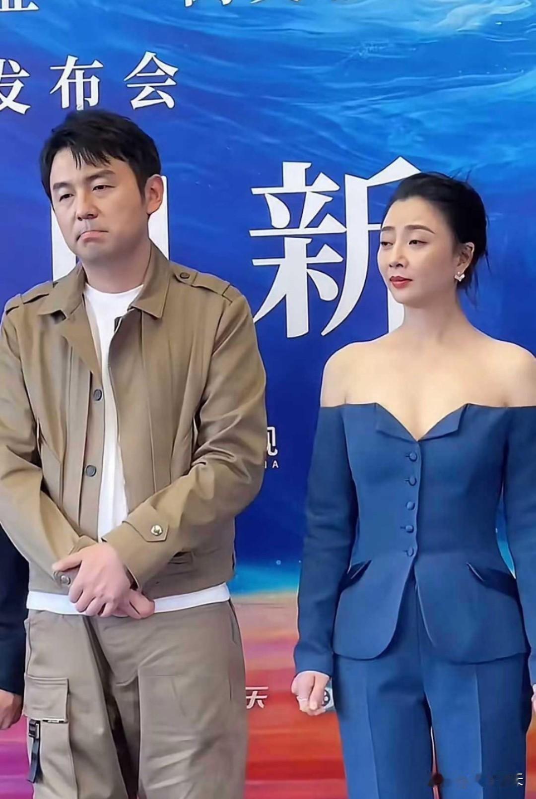 殷桃这身装扮，看来把雷佳音吓得不轻呀。