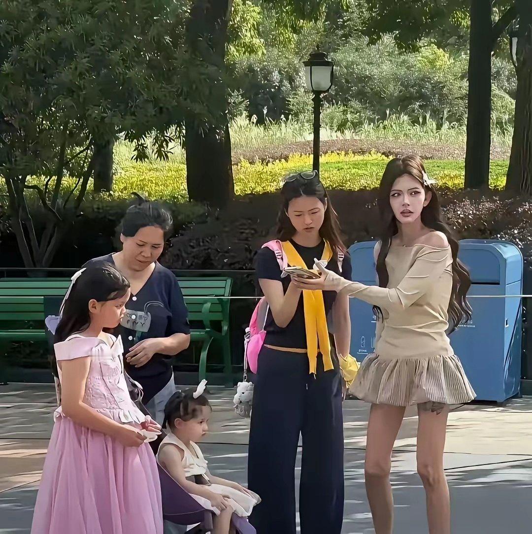 滤镜一关，网红回归普通人韩安冉带着两个女儿逛迪士尼，人前光鲜，私下满是生活的疲惫。​小猪妹这个体态，