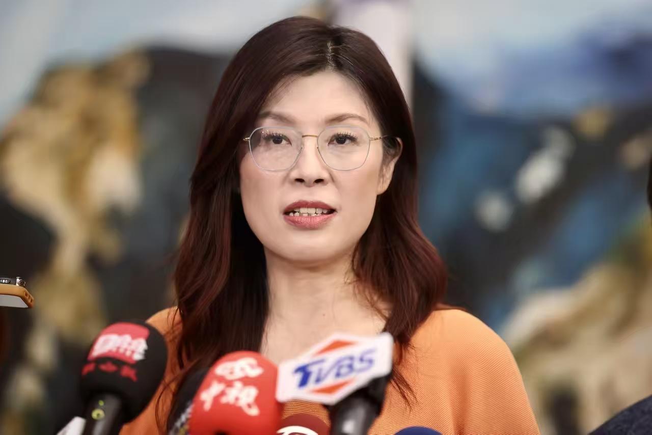 针对“大陆军机绕台”,郑丽文公开表态了!在近期,国民党新主席郑丽文表示,如果未来