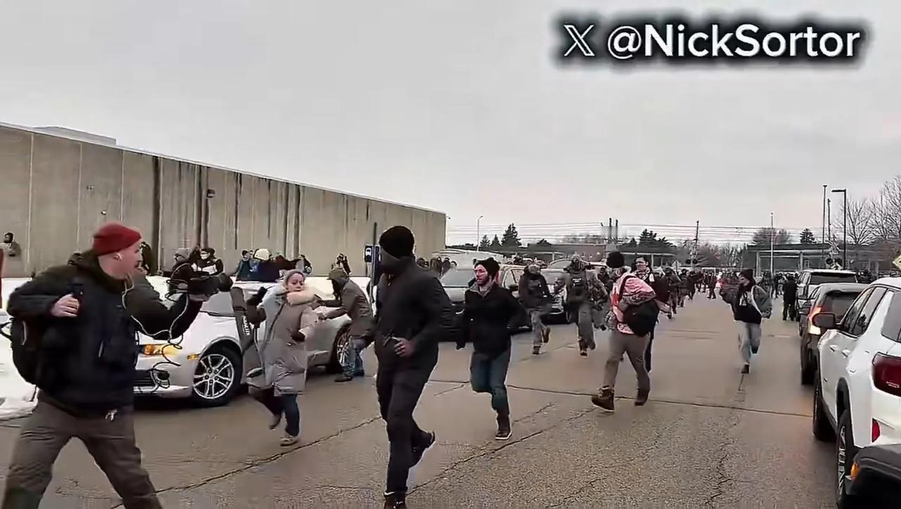 美国明尼苏达州明尼阿波利斯，一名穿红衣的男子向ICE干员扔东西然后想跑，但迅速就